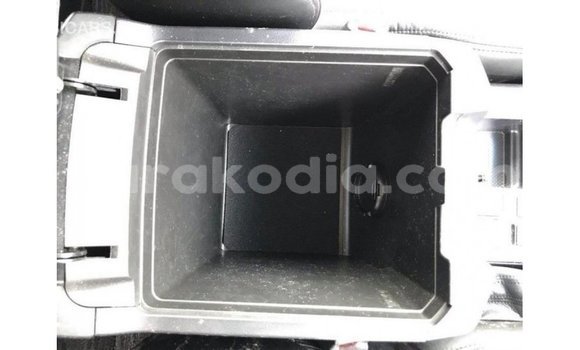 Acheter Import Voiture Toyota Prado Blanc à Import - Dubai, Diana Acheter Import Voiture Toyota Prado Blanc à Import - Dubai, Diana