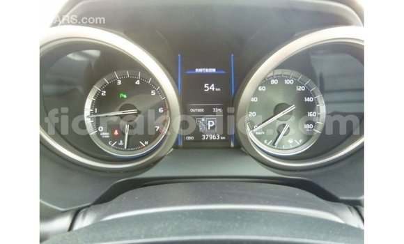 Acheter Import Voiture Toyota Prado Blanc à Import - Dubai, Diana Acheter Import Voiture Toyota Prado Blanc à Import - Dubai, Diana