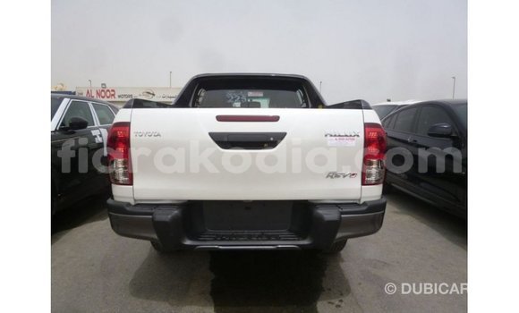 Acheter Import Voiture Toyota Hilux Blanc à Import - Dubai, Diana Acheter Import Voiture Toyota Hilux Blanc à Import - Dubai, Diana