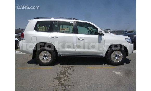 Hividy Toyota Land Cruiser fotsy Car in Import - Dubai in Diana Hividy Toyota Land Cruiser fotsy Car in Import - Dubai in Diana