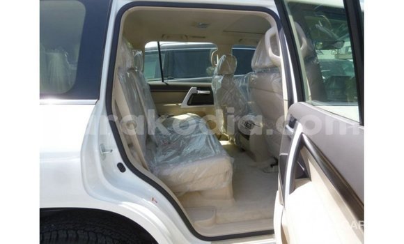 Hividy Toyota Land Cruiser fotsy Car in Import - Dubai in Diana Hividy Toyota Land Cruiser fotsy Car in Import - Dubai in Diana