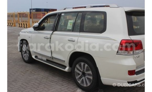 Hividy Toyota Land Cruiser fotsy Car in Import - Dubai in Diana Hividy Toyota Land Cruiser fotsy Car in Import - Dubai in Diana