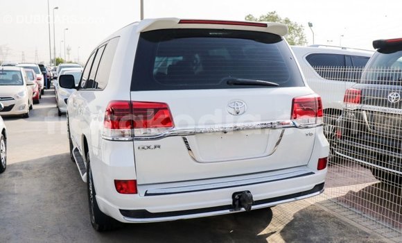 Acheter Import Voiture Toyota Land Cruiser Blanc à Import - Dubai, Diana Acheter Import Voiture Toyota Land Cruiser Blanc à Import - Dubai, Diana