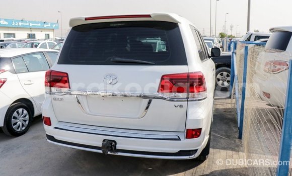 Acheter Import Voiture Toyota Land Cruiser Blanc à Import - Dubai, Diana Acheter Import Voiture Toyota Land Cruiser Blanc à Import - Dubai, Diana