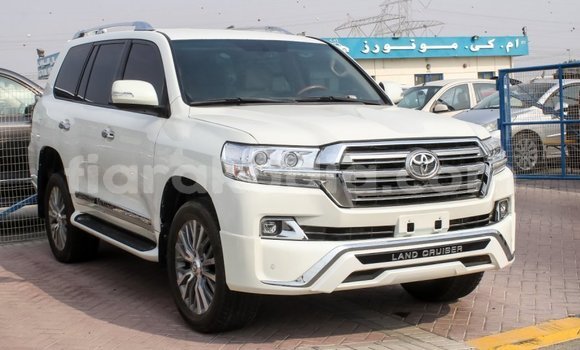 Hividy Toyota Land Cruiser fotsy Car in Import - Dubai in Diana Hividy Toyota Land Cruiser fotsy Car in Import - Dubai in Diana