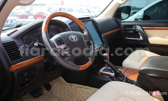 Hividy Toyota Land Cruiser fotsy Car in Import - Dubai in Diana Hividy Toyota Land Cruiser fotsy Car in Import - Dubai in Diana