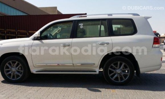 Acheter Import Voiture Toyota Land Cruiser Blanc à Import - Dubai, Diana Acheter Import Voiture Toyota Land Cruiser Blanc à Import - Dubai, Diana