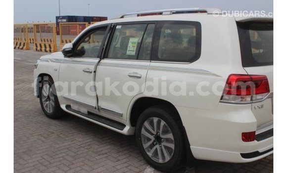 Hividy Toyota Land Cruiser fotsy Car in Import - Dubai in Diana Hividy Toyota Land Cruiser fotsy Car in Import - Dubai in Diana