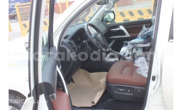 Hividy Toyota Land Cruiser fotsy Car in Import - Dubai in Diana Hividy Toyota Land Cruiser fotsy Car in Import - Dubai in Diana