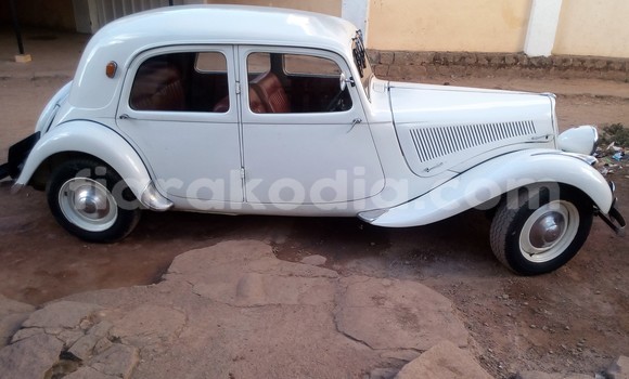 Acheter Occasion Voiture Citroen Traction Avant Blanc à Antananarivo, Analamanga Acheter Occasion Voiture Citroen Traction Avant Blanc à Antananarivo, Analamanga