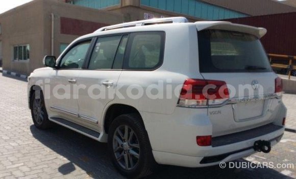 Acheter Import Voiture Toyota Land Cruiser Blanc à Import - Dubai, Diana Acheter Import Voiture Toyota Land Cruiser Blanc à Import - Dubai, Diana