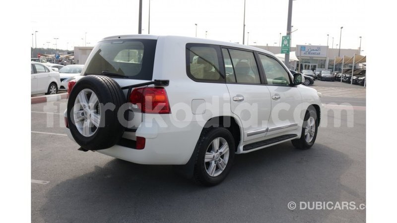 Big with watermark toyota land cruiser diana import dubai 4059