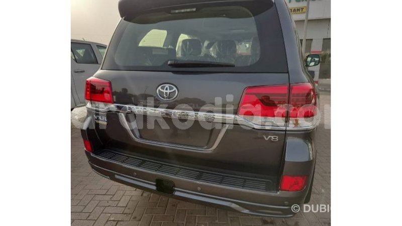 Big with watermark toyota land cruiser diana import dubai 4070