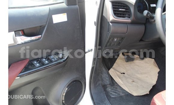 Hividy Toyota Hilux fotsy Car in Import - Dubai in Diana Hividy Toyota Hilux fotsy Car in Import - Dubai in Diana