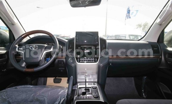 Hividy Toyota Land Cruiser fotsy Car in Import - Dubai in Diana Hividy Toyota Land Cruiser fotsy Car in Import - Dubai in Diana