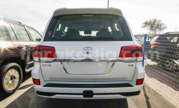 Hividy Toyota Land Cruiser fotsy Car in Import - Dubai in Diana Hividy Toyota Land Cruiser fotsy Car in Import - Dubai in Diana