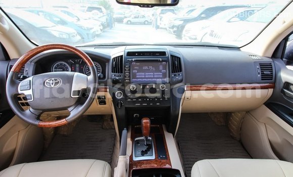 Acheter Import Voiture Toyota Land Cruiser Blanc à Import - Dubai, Diana Acheter Import Voiture Toyota Land Cruiser Blanc à Import - Dubai, Diana