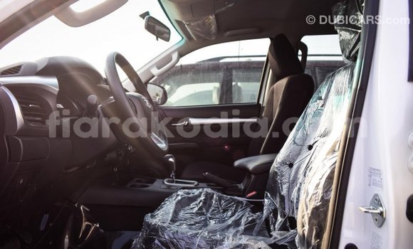 Acheter Import Voiture Toyota Hilux Blanc à Import - Dubai, Diana Acheter Import Voiture Toyota Hilux Blanc à Import - Dubai, Diana