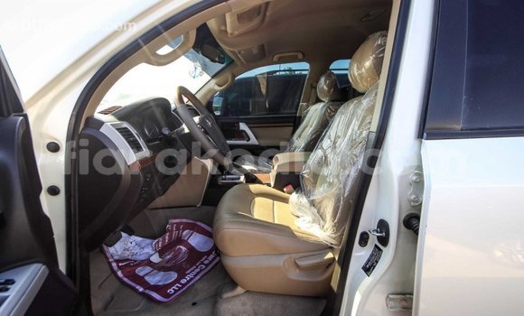 Hividy Toyota Land Cruiser fotsy Car in Import - Dubai in Diana Hividy Toyota Land Cruiser fotsy Car in Import - Dubai in Diana