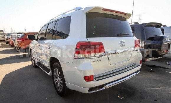 Hividy Toyota Land Cruiser fotsy Car in Import - Dubai in Diana Hividy Toyota Land Cruiser fotsy Car in Import - Dubai in Diana