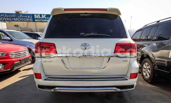Hividy Toyota Land Cruiser fotsy Car in Import - Dubai in Diana Hividy Toyota Land Cruiser fotsy Car in Import - Dubai in Diana