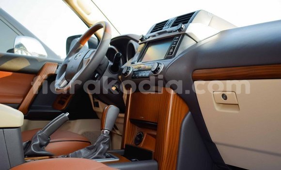 Acheter Import Voiture Toyota Prado Blanc à Import - Dubai, Diana Acheter Import Voiture Toyota Prado Blanc à Import - Dubai, Diana