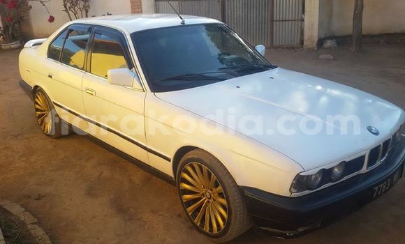 Acheter Occasion Voiture BMW 5-Series Blanc à Antananarivo au Analamanga Acheter Occasion Voiture BMW 5-Series Blanc à Antananarivo au Analamanga