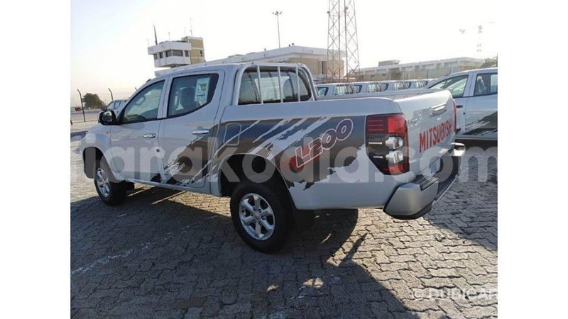 Big with watermark mitsubishi l200 diana import dubai 4272
