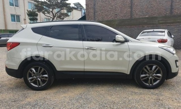 Buy Used Hyundai Santa Fe White Car in Ambanja in Diana Buy Used Hyundai Santa Fe White Car in Ambanja in Diana