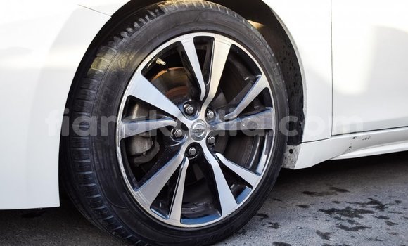 Hividy Nissan Maxima fotsy Car in Import - Dubai in Diana Hividy Nissan Maxima fotsy Car in Import - Dubai in Diana