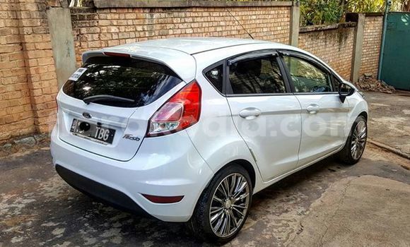 Acheter Occasion Voiture Ford Fiesta Blanc à Antananarivo au Analamanga Acheter Occasion Voiture Ford Fiesta Blanc à Antananarivo au Analamanga