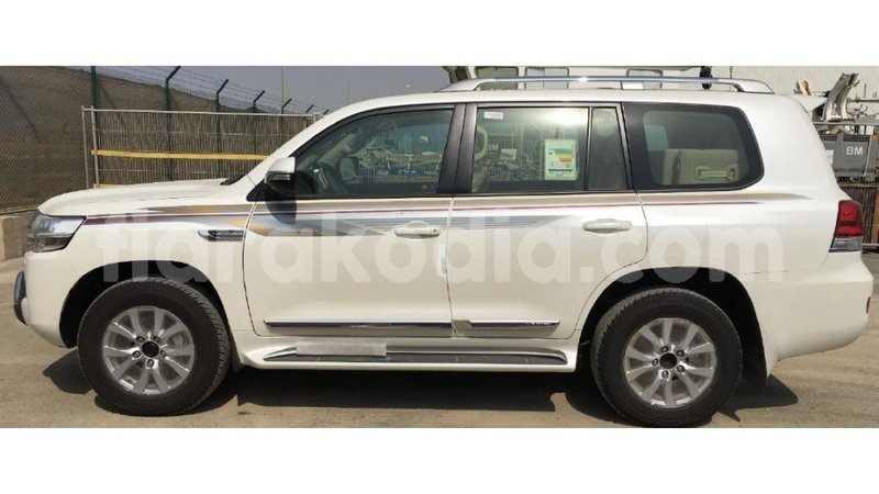 Big with watermark toyota land cruiser diana import dubai 4494