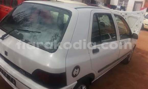 Acheter Occasion Voiture Renault Clio Blanc à Antananarivo au Analamanga Acheter Occasion Voiture Renault Clio Blanc à Antananarivo au Analamanga