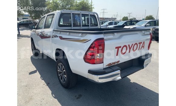 Hividy Toyota Hilux fotsy Car in Import - Dubai in Diana Hividy Toyota Hilux fotsy Car in Import - Dubai in Diana