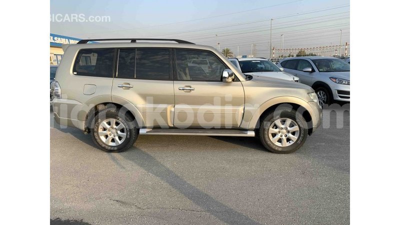 Big with watermark mitsubishi pajero diana import dubai 4519