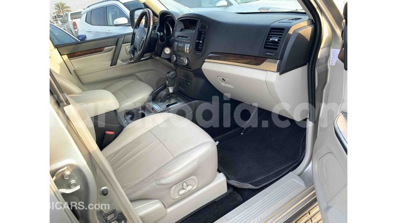 Big with watermark mitsubishi pajero diana import dubai 4519