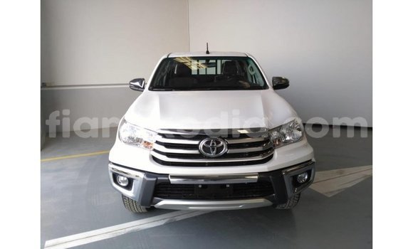 Hividy Toyota Hilux fotsy Car in Import - Dubai in Diana Hividy Toyota Hilux fotsy Car in Import - Dubai in Diana