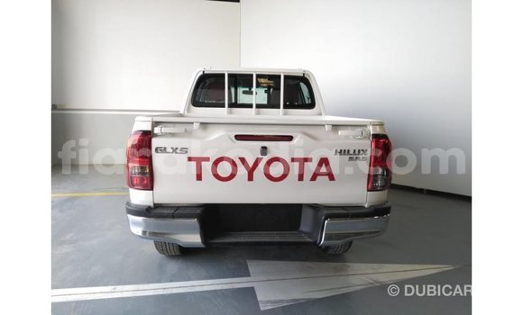 Hividy Toyota Hilux fotsy Car in Import - Dubai in Diana Hividy Toyota Hilux fotsy Car in Import - Dubai in Diana