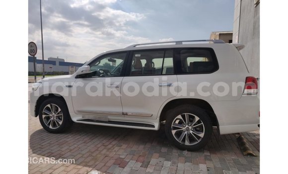 Hividy Toyota Land Cruiser fotsy Car in Import - Dubai in Diana Hividy Toyota Land Cruiser fotsy Car in Import - Dubai in Diana