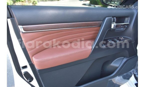 Acheter Import Voiture Toyota Land Cruiser Blanc à Import - Dubai, Diana Acheter Import Voiture Toyota Land Cruiser Blanc à Import - Dubai, Diana