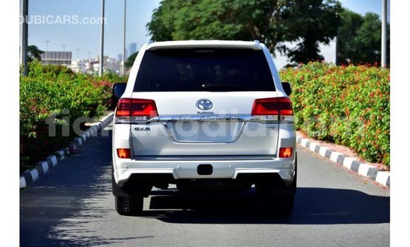 Acheter Import Voiture Toyota Land Cruiser Blanc à Import - Dubai, Diana Acheter Import Voiture Toyota Land Cruiser Blanc à Import - Dubai, Diana