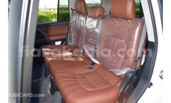 Hividy Toyota Land Cruiser fotsy Car in Import - Dubai in Diana Hividy Toyota Land Cruiser fotsy Car in Import - Dubai in Diana