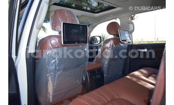 Hividy Toyota Land Cruiser fotsy Car in Import - Dubai in Diana Hividy Toyota Land Cruiser fotsy Car in Import - Dubai in Diana