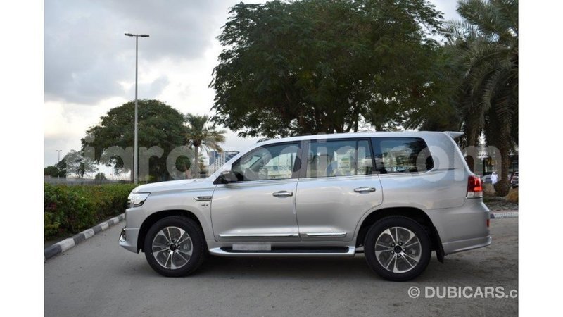 Big with watermark toyota land cruiser diana import dubai 4615