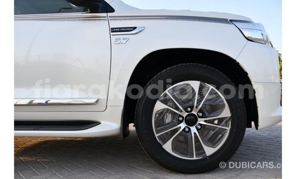 Acheter Import Voiture Toyota Land Cruiser Blanc à Import - Dubai, Diana Acheter Import Voiture Toyota Land Cruiser Blanc à Import - Dubai, Diana