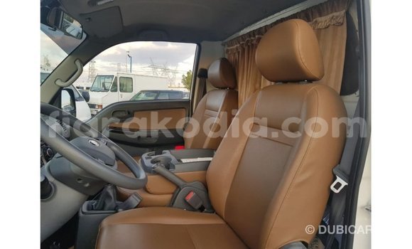 Acheter Import Voiture Kia Carens Blanc à Import - Dubai, Diana Acheter Import Voiture Kia Carens Blanc à Import - Dubai, Diana