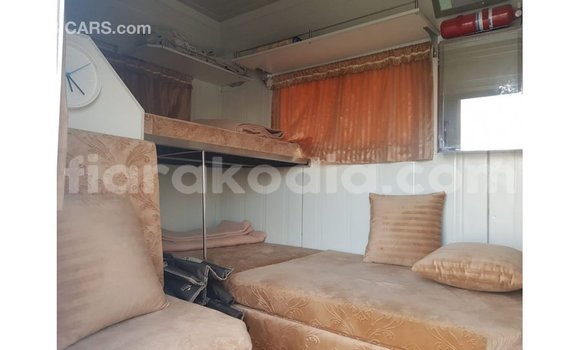 Acheter Import Voiture Kia Carens Blanc à Import - Dubai, Diana Acheter Import Voiture Kia Carens Blanc à Import - Dubai, Diana