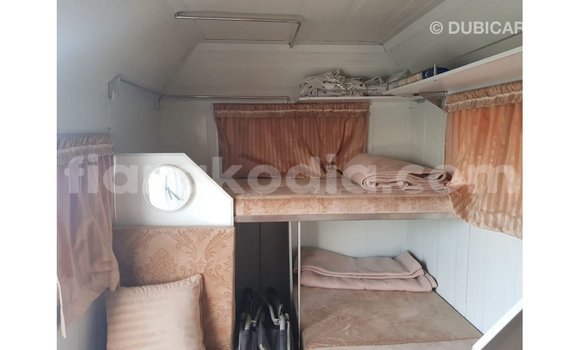 Acheter Import Voiture Kia Carens Blanc à Import - Dubai, Diana Acheter Import Voiture Kia Carens Blanc à Import - Dubai, Diana