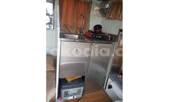 Acheter Import Voiture Kia Carens Blanc à Import - Dubai, Diana Acheter Import Voiture Kia Carens Blanc à Import - Dubai, Diana