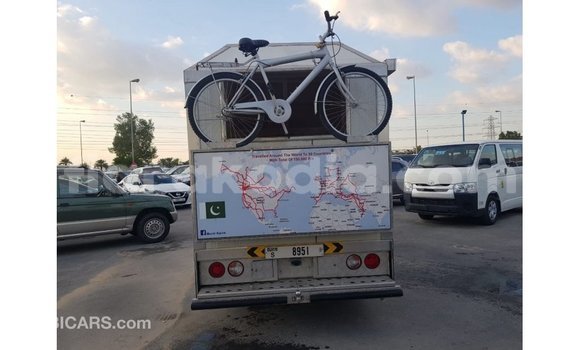 Acheter Import Voiture Kia Carens Blanc à Import - Dubai, Diana Acheter Import Voiture Kia Carens Blanc à Import - Dubai, Diana